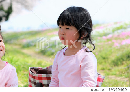 桜色のワンピースの女の子 桜色のワンピースの女の子 39360460