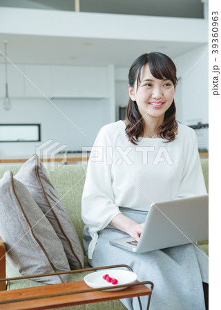 リビングで読書をする女性 リビングで読書をする女性 39360963