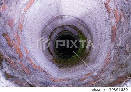 A deep well without water. 39361680