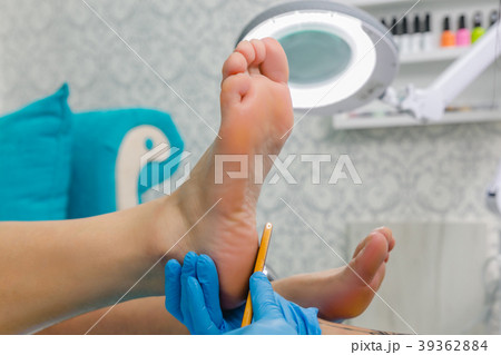 Pedicure master during work. 39362884
