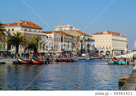 Canal with boats in Aveiro, Portugal 39363421