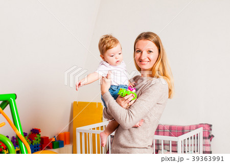 Mother holds his daughter Mother holds his daughter 39363991