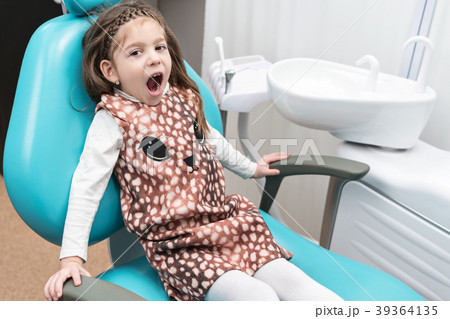 Child in the dental chair 39364135