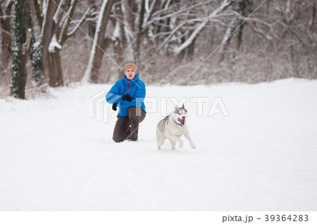 Man with husky dog a 39364283