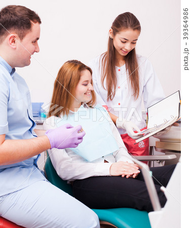 Dentists show tooth model 39364986