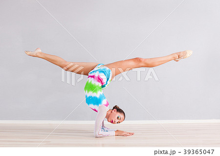 Girl gymnast performs exercises Girl gymnast performs exercises 39365047