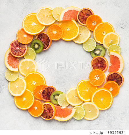 Oranges, blood oranges, tangerine slices in circle Oranges, blood oranges, tangerine slices in circle 39365924