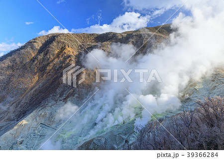 箱根_噴煙あげる大涌谷 39366284