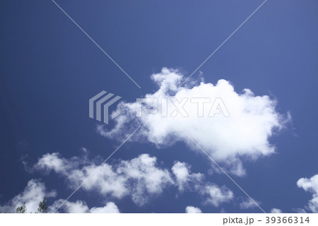 背景素材用の晴れた夏の青空と雲のイメージ 背景素材用の晴れた夏の青空と雲のイメージ 39366314