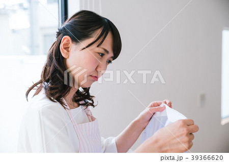 エリ汚れが気になる主婦 39366620