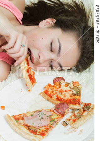 girl with pizza 39367823
