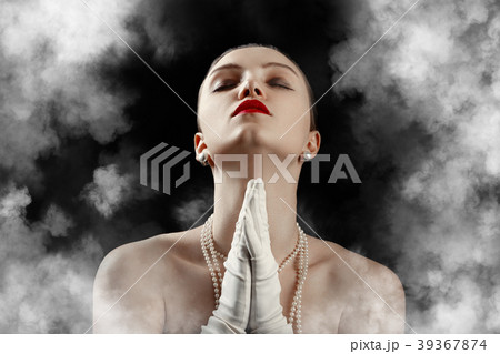 young woman prays 39367874