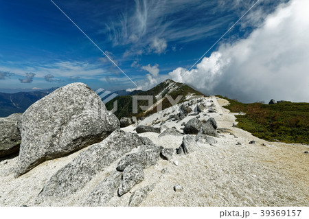 鳳凰三山・薬師岳稜線から見る雲湧く観音岳 鳳凰三山・薬師岳稜線から見る雲湧く観音岳 39369157