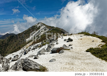 鳳凰三山・薬師岳稜線から見る雲湧く観音岳 鳳凰三山・薬師岳稜線から見る雲湧く観音岳 39369161