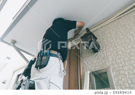 installation of an air conditioner installation of an air conditioner 39369414