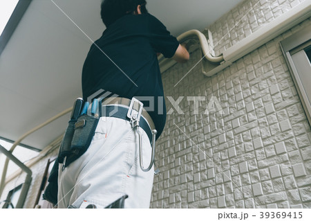 installation of an air conditioner installation of an air conditioner 39369415