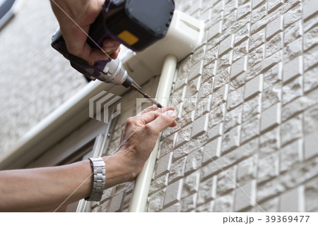 installation of an air conditioner 39369477