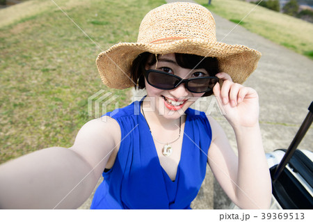 自撮りするサングラスをかけた若い女性 自撮りするサングラスをかけた若い女性 39369513