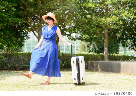 女子旅 スーツケースを持つ若い女性の写真素材