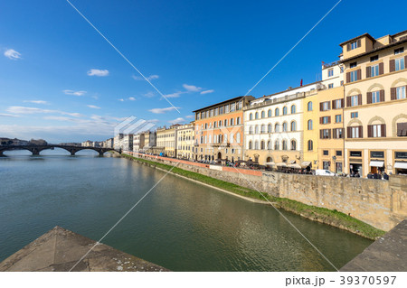 ポンテヴェキオから見るアルノ川沿いの町並み 39370597