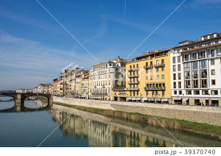 ポンテヴェキオから見るアルノ川沿いの町並み 39370740