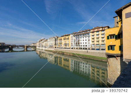 ポンテヴェキオから見るアルノ川沿いの町並み 39370742