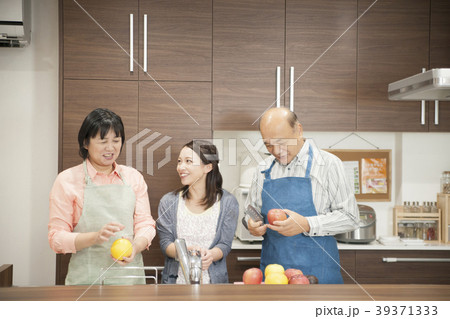 シニア夫婦 調理シーン シニア夫婦 調理シーン 39371333