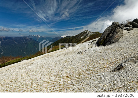 薬師岳稜線の白砂と観音岳・仙丈ヶ岳の眺め 39372606