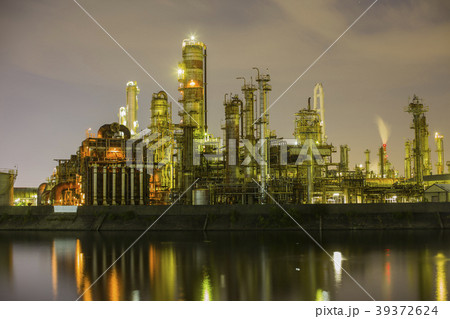 night factory at yokkaichi industrial complex 39372624