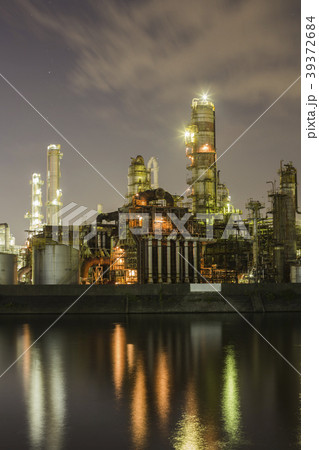 factory night at yokkaichi industrial complex 39372684