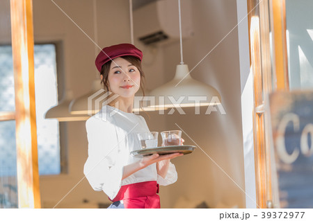 若い女性、フロアスタッフ、ウェイトレス 39372977