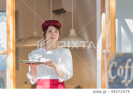 若い女性、フロアスタッフ、ウェイトレス 39372979