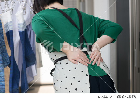 腰痛の若い女性 腰痛の若い女性 39372986