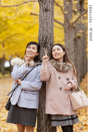 秋の行楽を楽しむ二人の女性 秋の行楽を楽しむ二人の女性 39374081