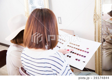 ヘアカラーサンプルを見る女性の写真素材
