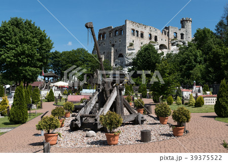 Medieval catapult made entirely of wood Medieval catapult made entirely of wood 39375522