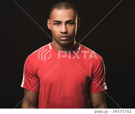 Serious athletic guy expressing confidence 39375702