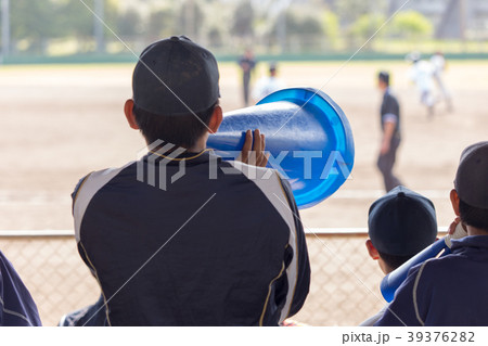 少年ソフトボール大会をメガフォンで応援 39376282