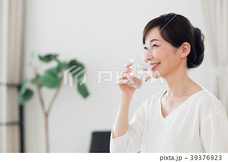 ミネラルウォーターを飲むミドルの女性 ミネラルウォーターを飲むミドルの女性 39376923