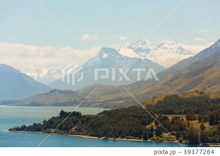 Wakatipu water lake with snow mountain 39377264
