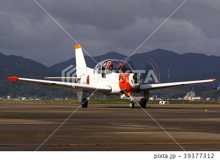 小月航空基地の駐機場から地上滑走を開始する海上自衛隊のT-5初等練習機 39377312