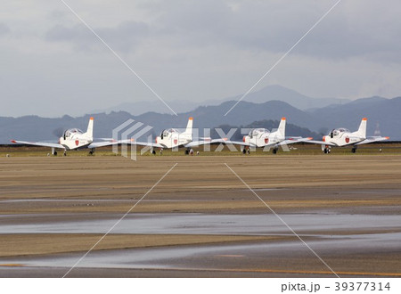 小月航空基地の航空祭で誘導路を編隊を組んで地上滑走する海上自衛隊のT-5初等練習機 39377314