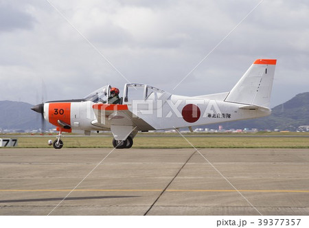 小月航空基地の航空祭で駐機場を地上滑走する海上自衛隊のT-5初等練習機 39377357