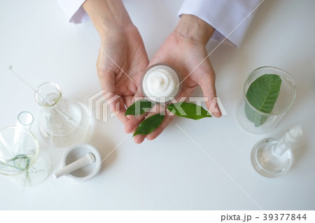 scientist hand pour,drop oil or serum laboratory 39377844