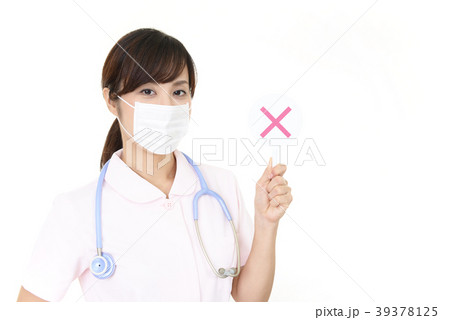 不正解マークを持つ看護師 39378125