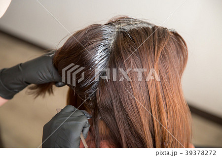 カラー剤を塗る美容師の写真素材