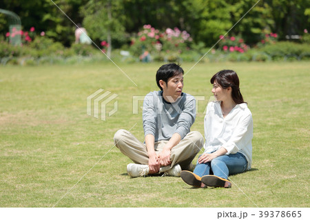 芝生に座るミドルカップル 39378665