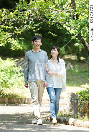 散歩するミドルカップル 39378725
