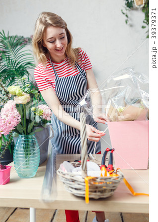 Photo of beautiful florist decorating floral 39379371