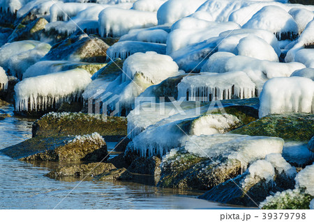 Mole in winter time in Warnemuende, Germany Mole in winter time in Warnemuende, Germany 39379798